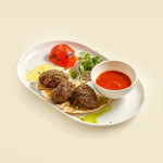 keftedes-de-miel-cu-fistic-pita-rosii-coapte-si-tzatziki