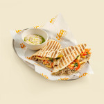 tikka-kebab-de-vita-in-stil-turcesc-cu-pita-si-tzatziki-picant