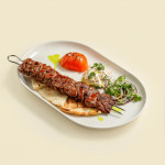 tikka-kebab-de-vita-in-stil-turcesc-cu-pita-si-tzatziki-picant